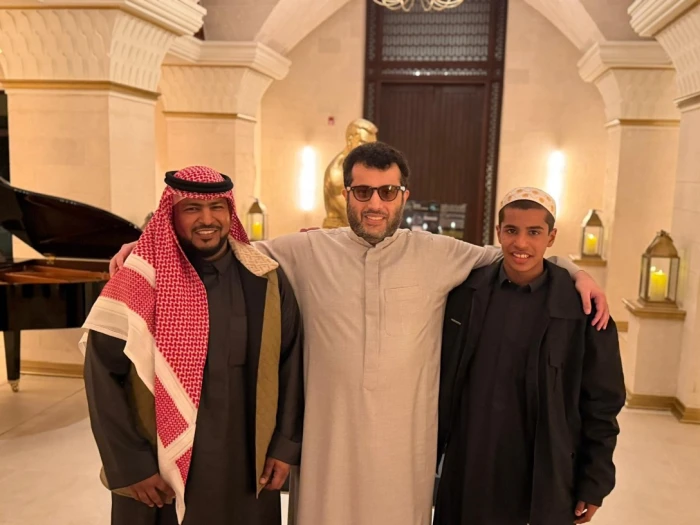 بالفيديو :  تركي آل الشيخ يلتقي الشاب سيف الشمري وخاله