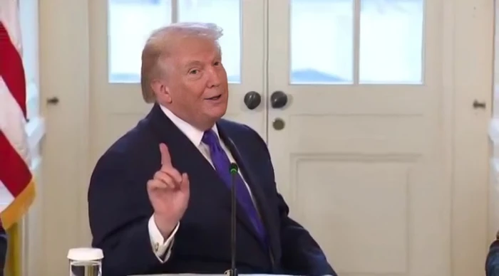 بالفيديو: "ترامب" يقاطع اجتماعاً مع كبار التنفيذيين في قطاع النفط لمشاهدة صالة الرقص التي أمر ببنائها