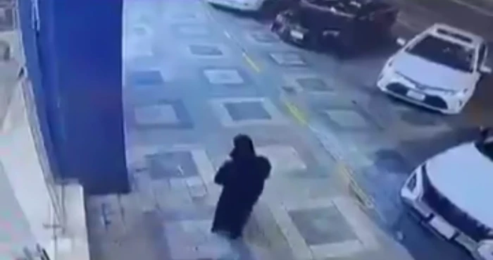 بالفيديو: ردة فعل امرأة بعدما تراجعت سيارة بداخلها أطفال من تلقاء نفسها على طريق سريع بجازان