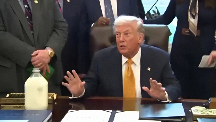 بالفيديو.. ترامب يمازح الصحفيين: لدينا بعض الحليب ظل لمدة 5 أيام يمكنكم شربه كله إنه طازج جدًا