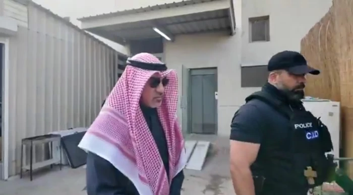 بالفيديو: وزير داخلية الكويت يشارك في مداهمة حسينية غير مرخصة أثارت الفتن الطائفية