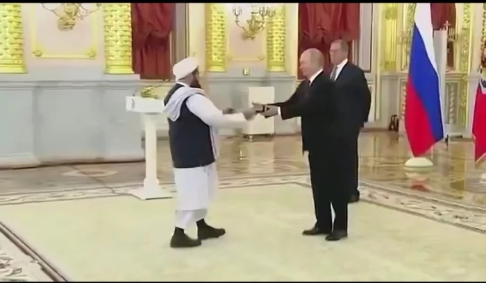 بالفيديو: بوتين يستقبل أول سفير لطالبان لدى روسيا
