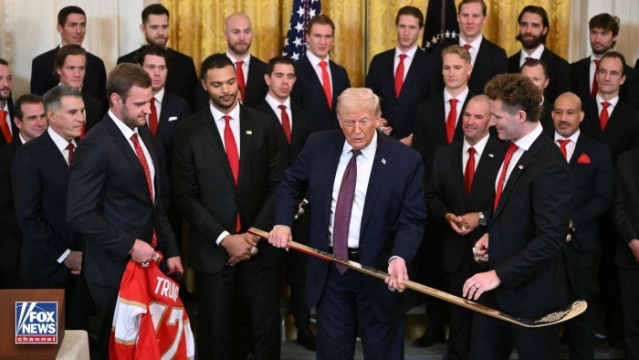 بالفيديو : فريق فلوريدا بانثرز يقدّم للرئيس ترامب خاتم بطولة كأس ستانلي وقميصًا خاصًا وعصا هوكي تذكارية