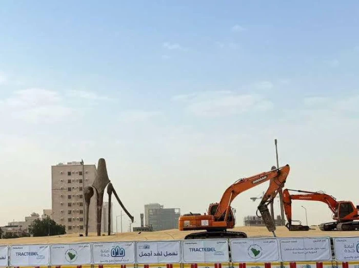 صورة: انطلاق أعمال إزالة ميدان الجمل الشهير بجدة