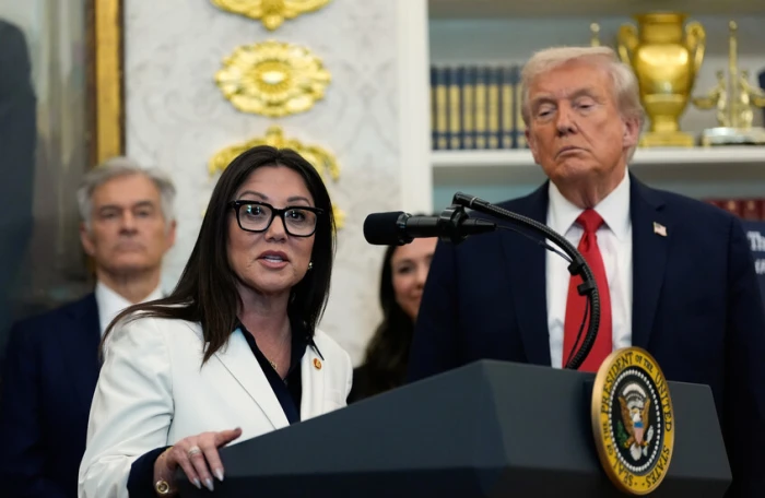 "اصطحبت مرؤوسين إلى نادي تعرّ".. تفاصيل تورط وزيرة أمريكية في "علاقة غير لائقة" مع أحد موظفيها!