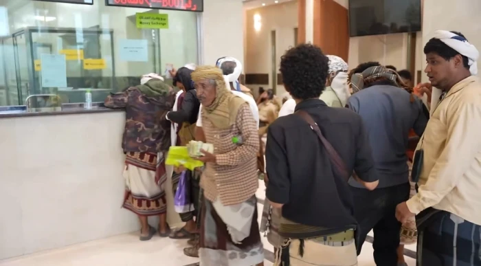 بالفيديو: لحظة تسلم الموظفين والعسكريين في اليمن رواتبهم بدعم من المملكة