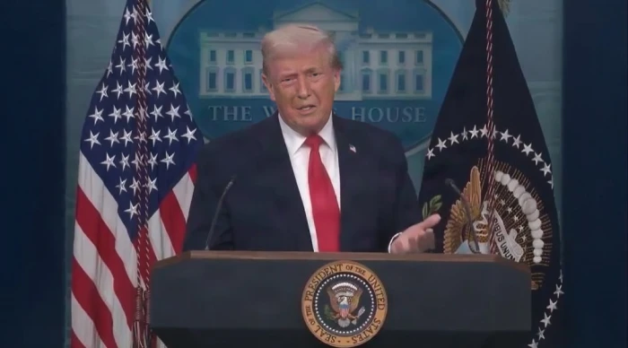 "اطردوها إنها عضوة فاسدة".. بالفيديو: ترامب  يهاجم  الصومالية "إلهان عمر" ويكشف عن قيمة ثروتها