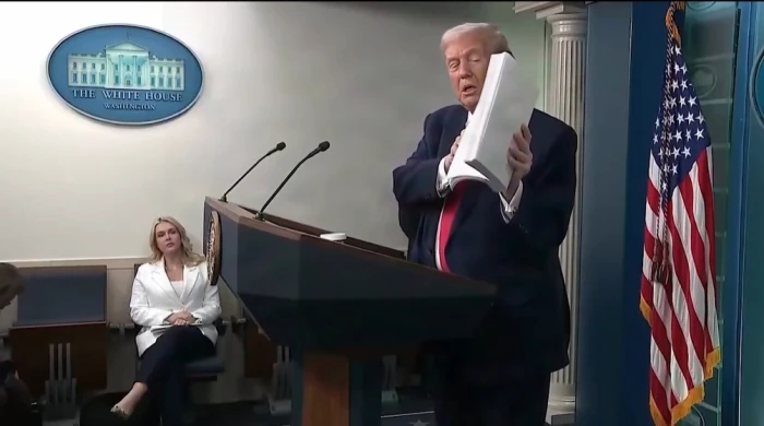 بالفيديو.. ترامب يفاجئ الصحفيين بإلقاء كتيّب «إنجازات إدارته» على الأرض خلال مؤتمر صحفي