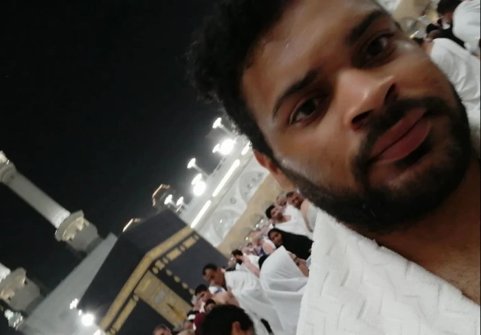 بعد 26 عامًا من الصمت.. بالفيديو: شاب أردني يستعيد النطق داخل الحرم المكي أثناء أداء العمرة