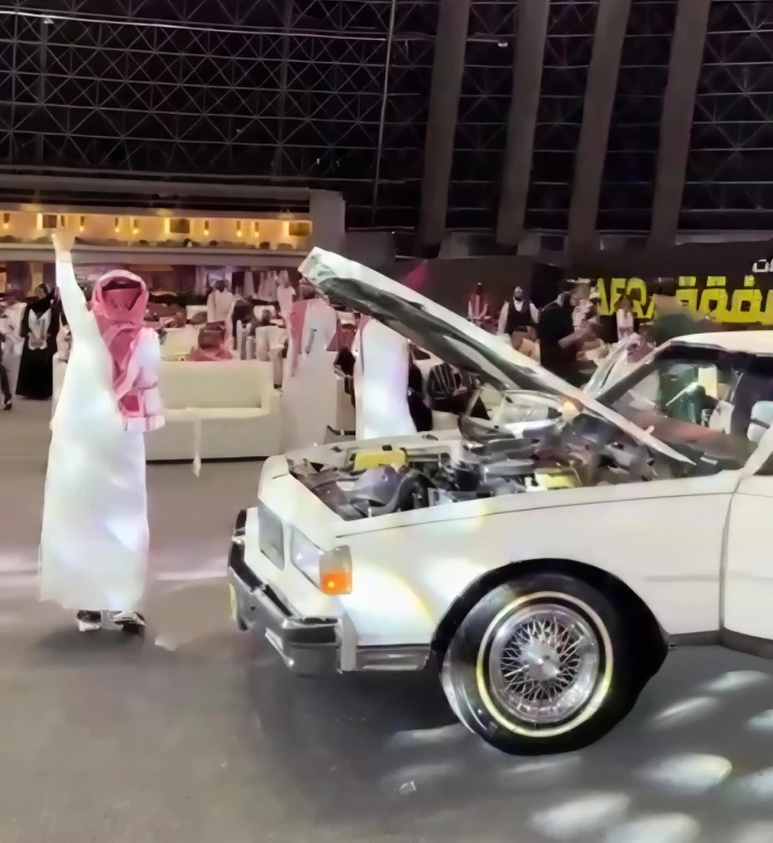 بالفيديو.. مزاد على سيارة كابريس قديمة  موديل 1990 وبيعها بسعر غير متوقع