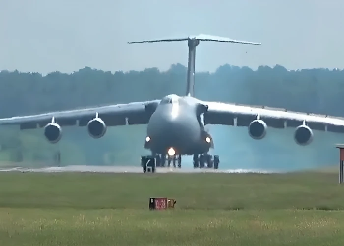 بالفيديو.. وصول أكبر طائرة شحن عسكرية أمريكية إلى الشرق الأوسط