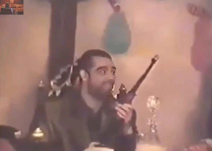 تداول فيديو نادر لعدي صدام حسين يطلق النار من سلاح رشاش في حفل ماجن منتصف التسعينيات