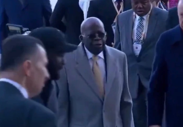 ‏بالفيديو : لحظة تعثر وسقوط الرئيس النيجيري  أثناء سيره مع الرئيس التركي في أنقرة