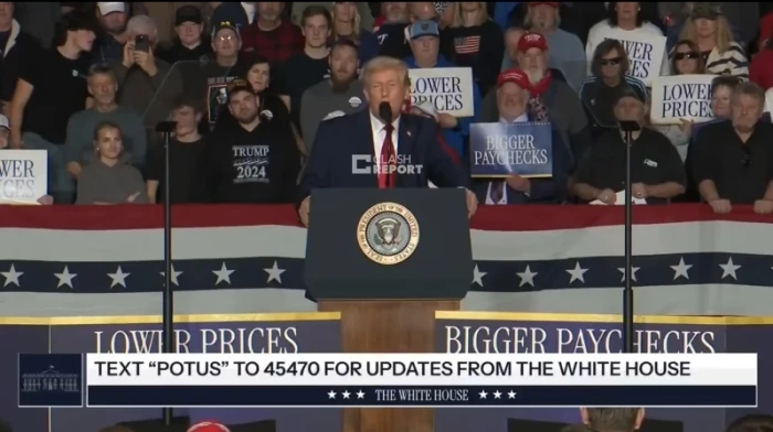 بالفيديو.. ترامب يسخر من نظارة "ماكرون" ويثير الضحك خلال تجمع انتخابي