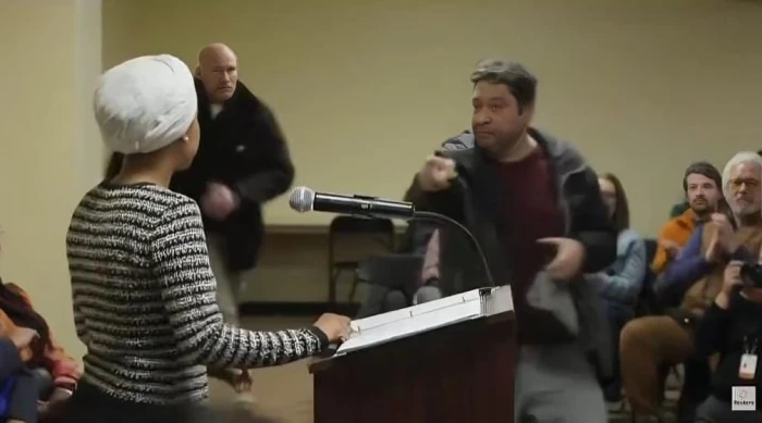 «رشها بمادة مجهولة».. بالفيديو.. لحظة هجوم شخص على إلهان عمر خلال لقاء جماهيري لها في مينيابوليس