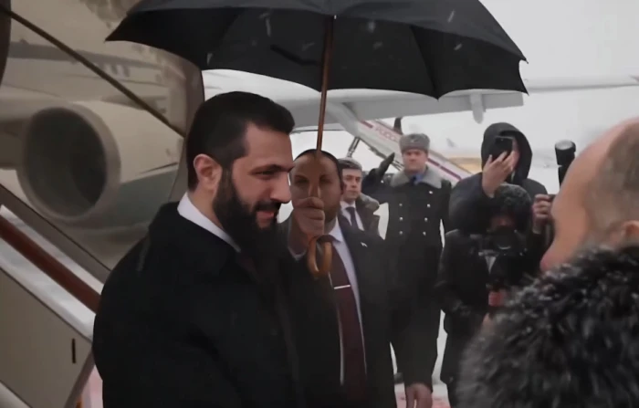 بالفيديو.. وصول الرئيس السوري أحمد الشرع إلى موسكو