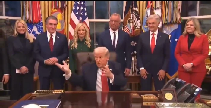 بالفيديو.. ترامب ينهي مؤتمره الصحفي فجأة ويطلب من الصحفيين المغادرة