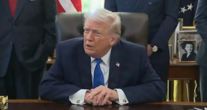 "أخبار مزيفة و صوتكِ عالٍ".. بالفيديو.. ترامب يوبخ مراسلة ABC خلال مؤتمر صحفي