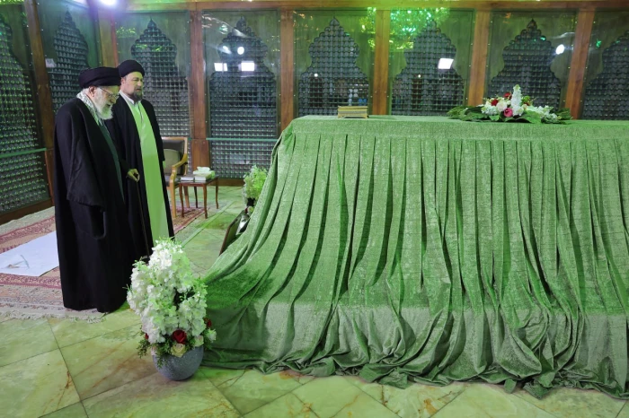 بعد اختفائه عدة أسابيع.. بالفيديو: أول ظهور علني للمرشد الإيراني "علي خامنئي"