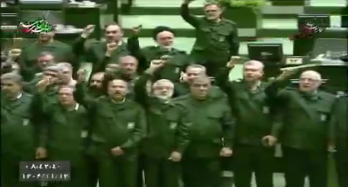 بالفيديو: نواب إيرانيون يهتفون "الموت لأمريكا و الموت لإسرائيل" وهم يرتدون الزي العسكري