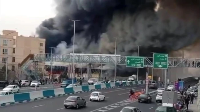 بالفيديو.. اندلاع حريق هائل بمركز تجاري في طهران