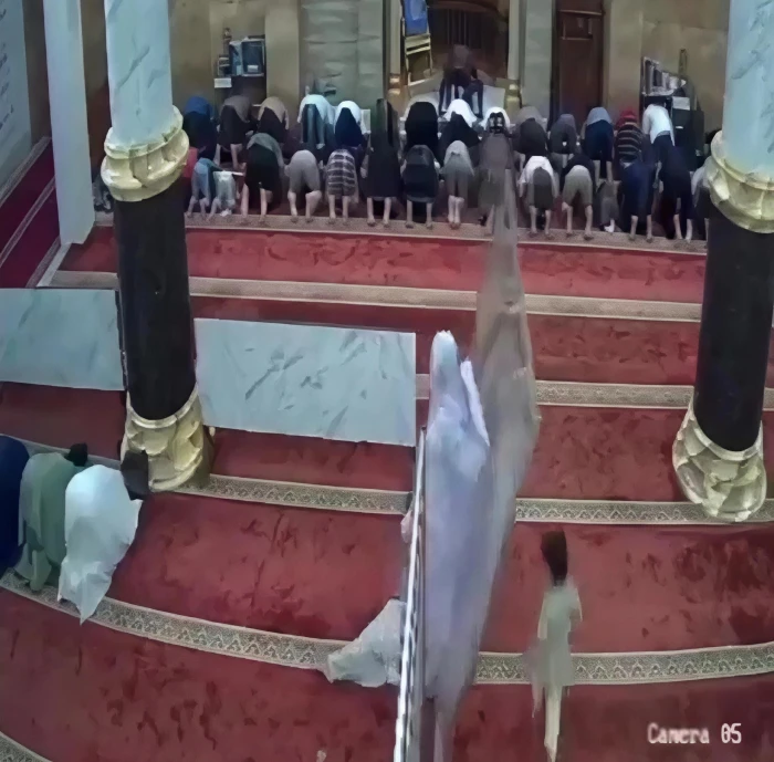 ‏بالفيديو: فتاتان كانتا تلهوان داخل مسجد وتسببتا في سقوط حاجز على طفل