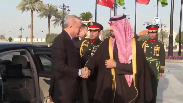 بالفيديو.. ميكروفون يلتقط جملة قالها ولي العهد لأردوغان خلال مراسم استقباله في الرياض