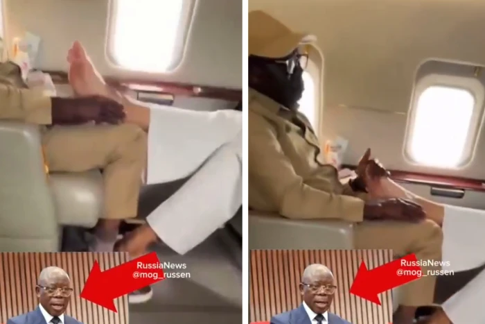 بالفيديو: ظهور عضو برلماني نيجيري 70 عاما مشهور بدعمه للفقراء يدلك قدم فتاة مؤثرة على متن طائرة خاصة