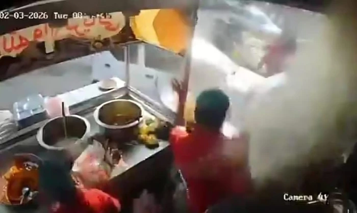 بالفيديو.. سيارة مسرعة تصطدم بـ«محل مأكولات» وتسكب مقلاة زيت مغلي في وجه عامل بباكستان