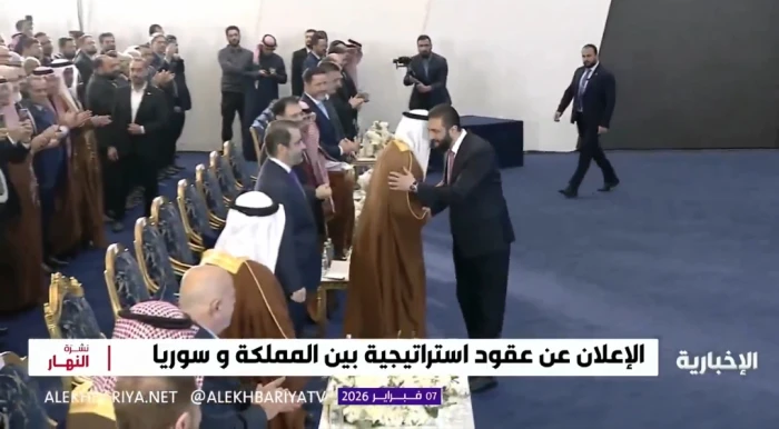 بالفيديو.. الرئيس السوري أحمد الشرع يصافح الوفد السعودي بعد الانتهاء من توقيع الاتفاقيات بين البلدين