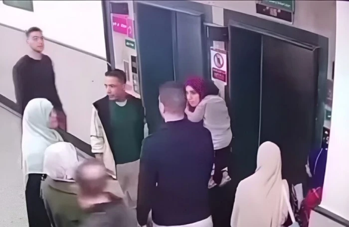 بالفيديو.. طبيب مصري يعتدي بالضرب على مراجع داخل مستشفى الباجور في مصر