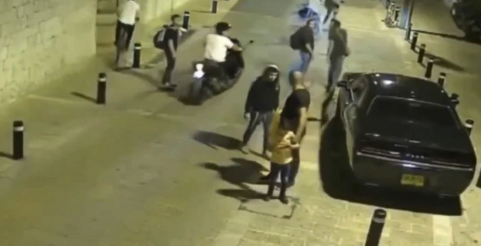 بالفيديو: شاب يهودي  يعتدي بالبصق  على رجل مسيحي كان يسير مع ابنه في شارع بالقدس… وآخر يرشه برذاذ الفلفل في عينيه