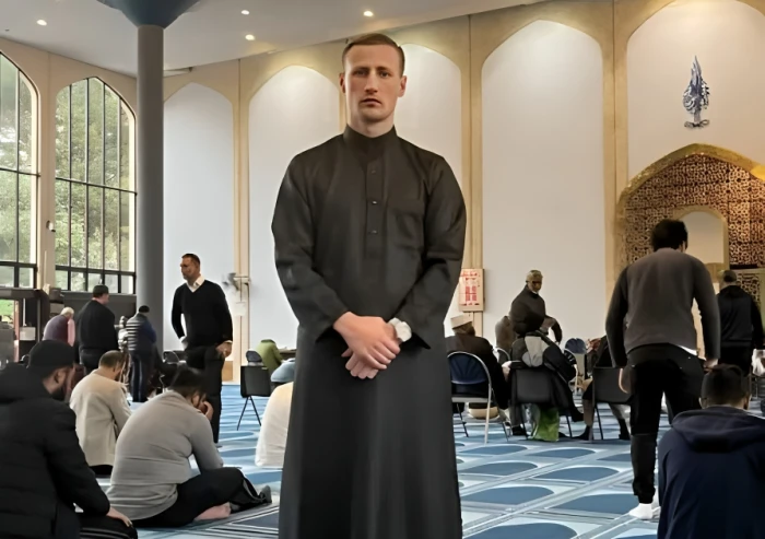 تقدر ثروة أسرته مليار جنيه إسترليني.. اعتناق رجل أعمال بريطاني  شهير الإسلام