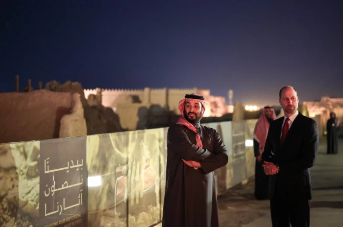 بالفيديو: لحظة استقبال ولي العهد الأمير  "محمد بن سلمان"  لولي عهد ⁧‫بريطانيا‬⁩ الأمير وليام في الدرعية