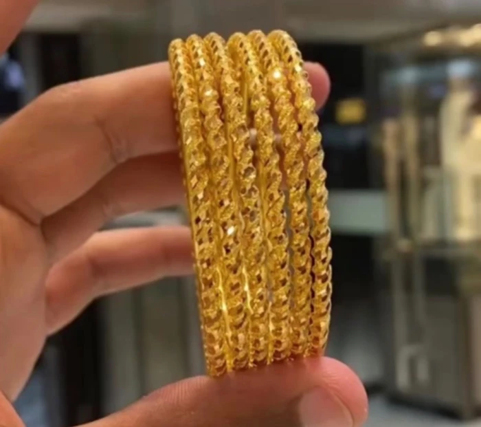 واقعة غريبة من نوعها في الرياض.. طالب ابتدائي يوزع 6 أساور ذهبية هدايا على زملائه