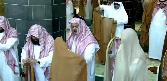‏بعد صلاة الاستسقاء.. بالفيديو.. نائب أمير مكة وأئمة المسجد الحرام يقلبون الرداء