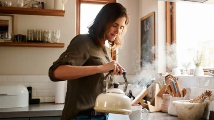 هل الماء الساخن ينقص الوزن ويعالج التهاب الحلق؟.. أدلة علمية جديدة تحسم الأمر!