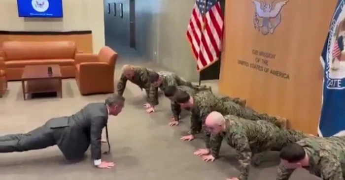 بالفيديو.. السفير الأمريكي مايكل والتز يستعرض لياقته بأداء تمارين الضغط مع جنود في جنيف ويحصد ملايين المشاهدات