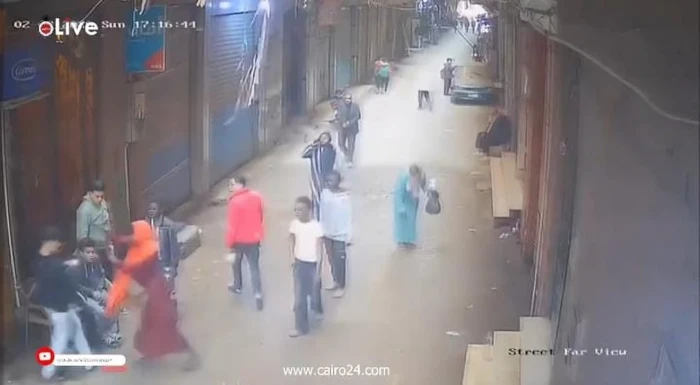 بالفيديو.. اعتداء سيدات على شاب بالسيوف والعصي أمام أحد المحال في مصر
