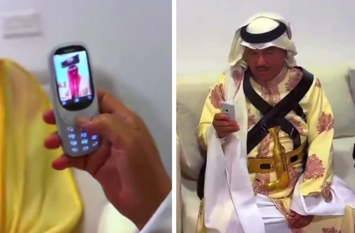 فيديو طريف لمحمد عبده وهو يأخذ وقتاً طويلاً لالتقاط صورة لـ "سالم الهندي".. ويعلق مازحاً :"تتحمض الصورة"