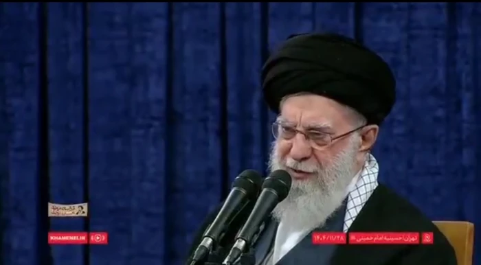 بالفيديو.. المرشد الإيراني : حاملة الطائرات الأمريكية  أداة خطيرة بلا شك ..ولكن الأخطر منها هو السلاح القادر على إغراقها  في قاع البحر!