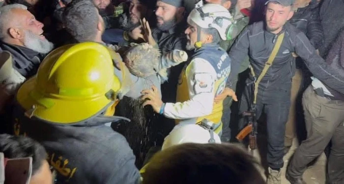 بعد ساعات من عملية الإنقاذ… فيديو يوثق لحظة إخراج الطفل السوري من داخل البئر في مدينة الطبقة بالرقة