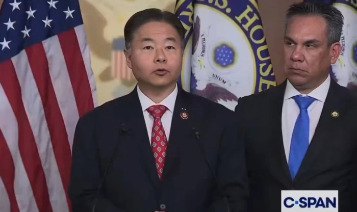 بالفيديو: نائب أمريكي يفجر مفاجأة : عثرنا في ملفات إبستين‬⁩ مزاعم مقلقة بأن ترامب اغتصب أطفالاً وهدد بقتلهم