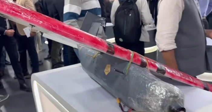 بالفيديو: الهند تفاجئ زوار "قمة منتدى الذكاء الاصطناعي" بعرض طائرة درون دون طيار مربوطة بشريط لاصق !