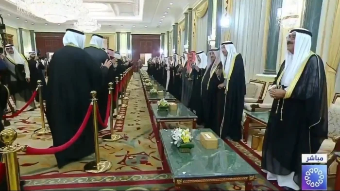 بالفيديو: أمير الكويت يستقبل المهنئين بشهر رمضان ويكتفي بالتحية بالإشارة فقط دون المصافحة