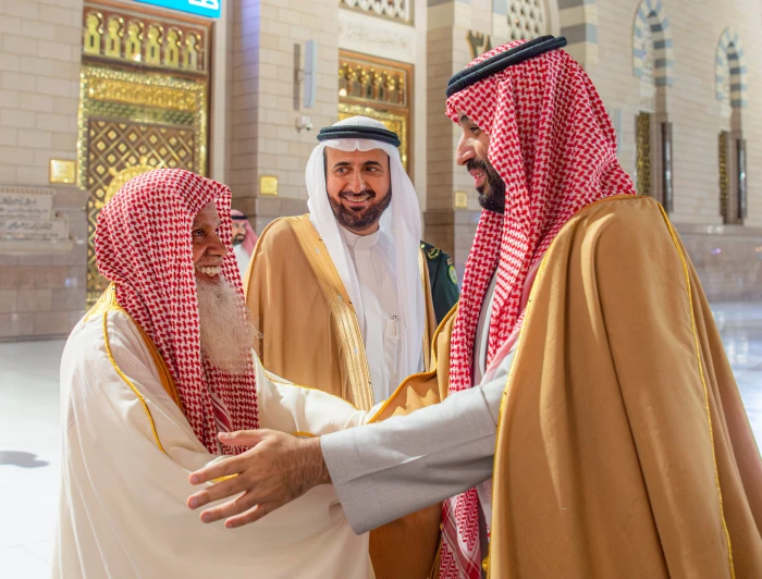 صور من زيارة ولي العهد للمسجد النبوي صباح اليوم الجمعة