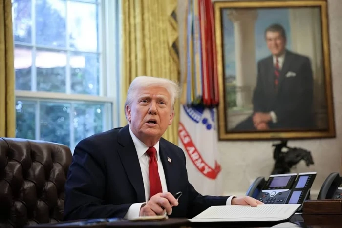 رغم قرار المحكمة بإلغائها.. ترامب يفرض رسومًا جمركية جديدة بنسبة 10% على جميع الدول