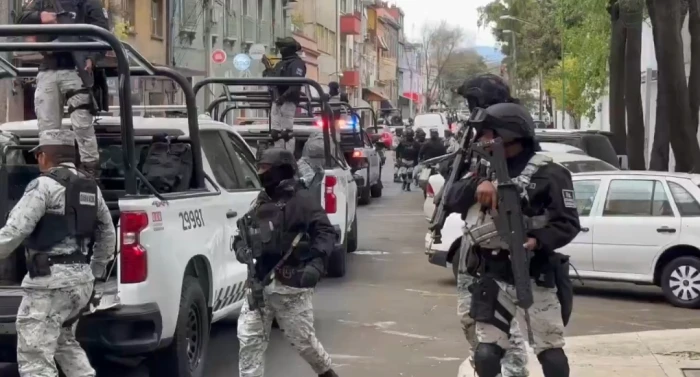 بالفيديو .. حشد عسكري غير مسبوق في العاصمة المسكيكية لحظة وصول جثمان أخطر تاجر مخدرات «إل منشو»