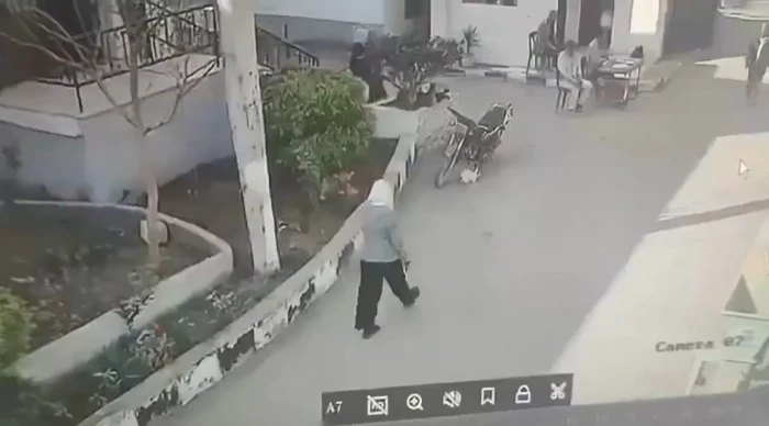 بالفيديو: موظفة مصرية تنهال بالضرب على زميلها في العمل