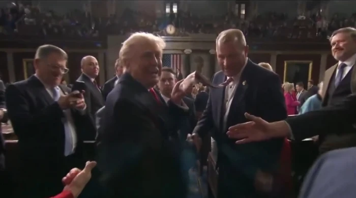 بالفيديو.. ترامب يفاجئ أحد النواب: تعجبني ربطة عنقك.. أعطني إياها